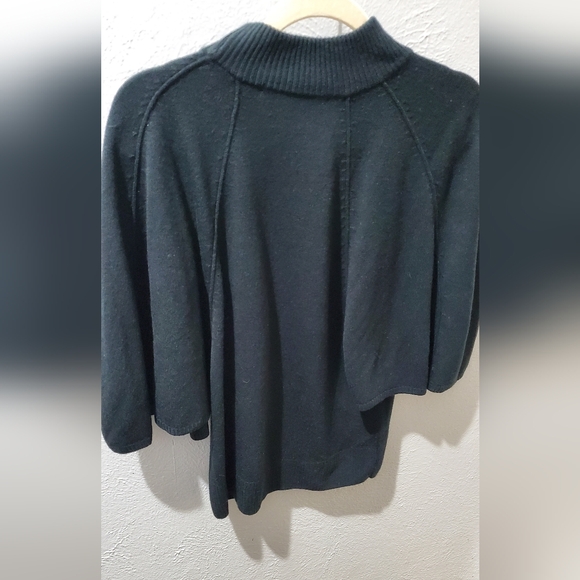Cowl neck, black, batwing, short sleeve sweater. Brand Larry Lavine. - Picture 4 of 6